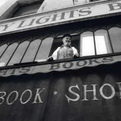 Lawrence_Ferlinghetti_poeta_City_Lights_San_Francisco_Calif_1981